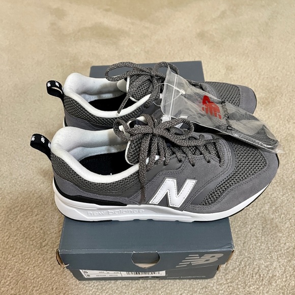 New Balance 997 Grey White Women Size 5 (NWT) - Picture 3 of 6